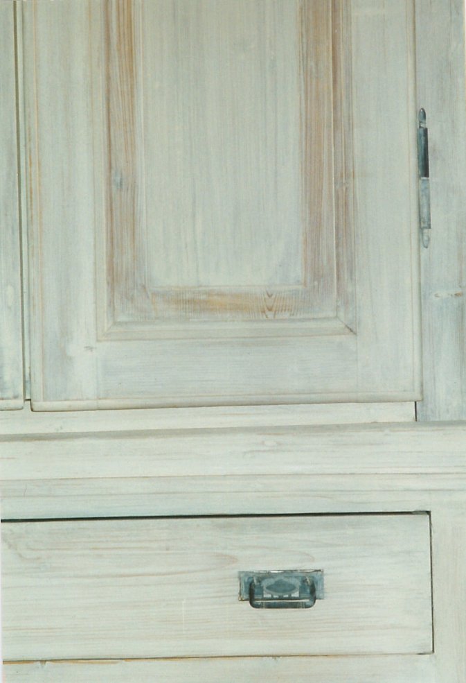 Particolare di armadio di legno decoupato in bianco