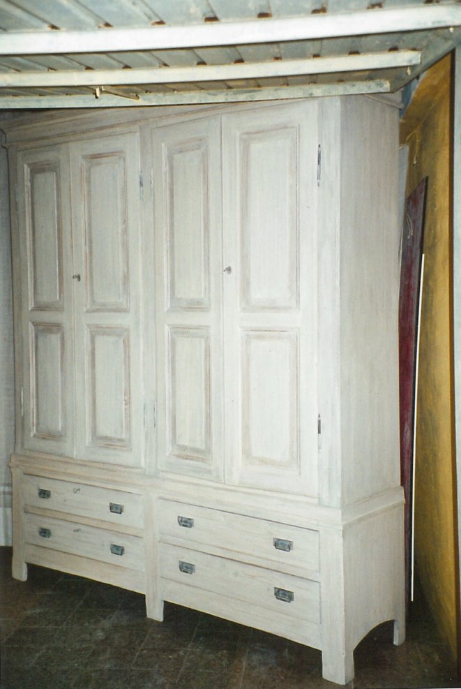 Armadio di legno decoupato in bianco