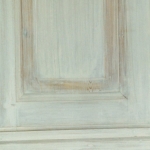 Particolare di armadio di legno decoupato in bianco
