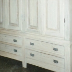 Armadio di legno decoupato in bianco