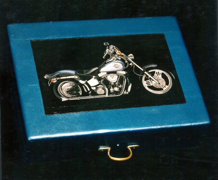Trompe l'oeil di Harley Davidson su cassetta di legno